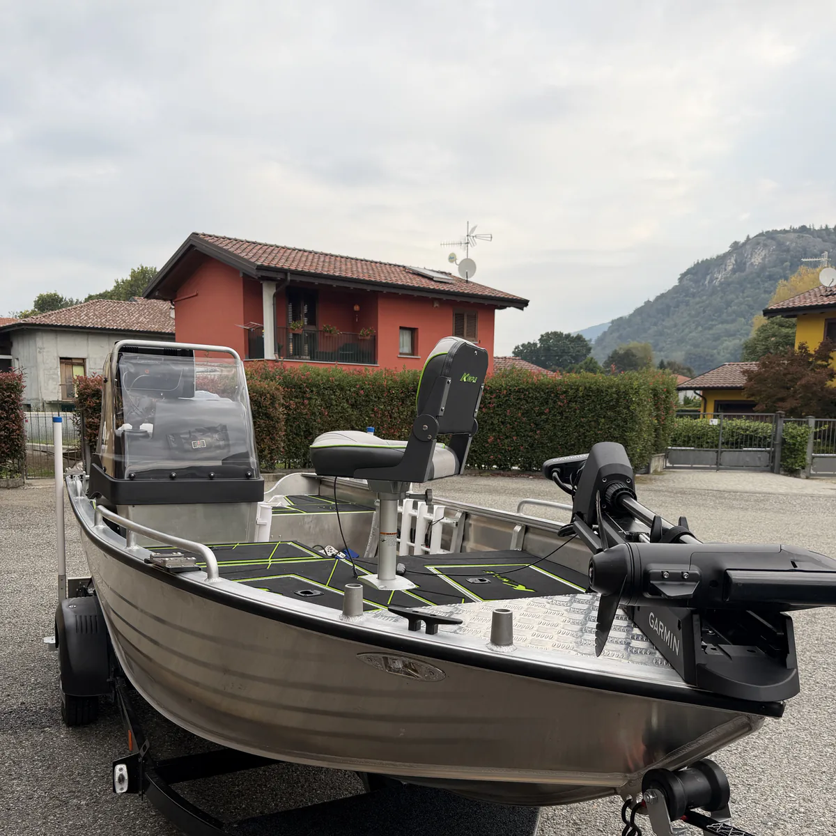 La Kimple Adventure 446 Northen sul carrello, vista dal lato di prua con il motore elettrico Garmin Force Pro