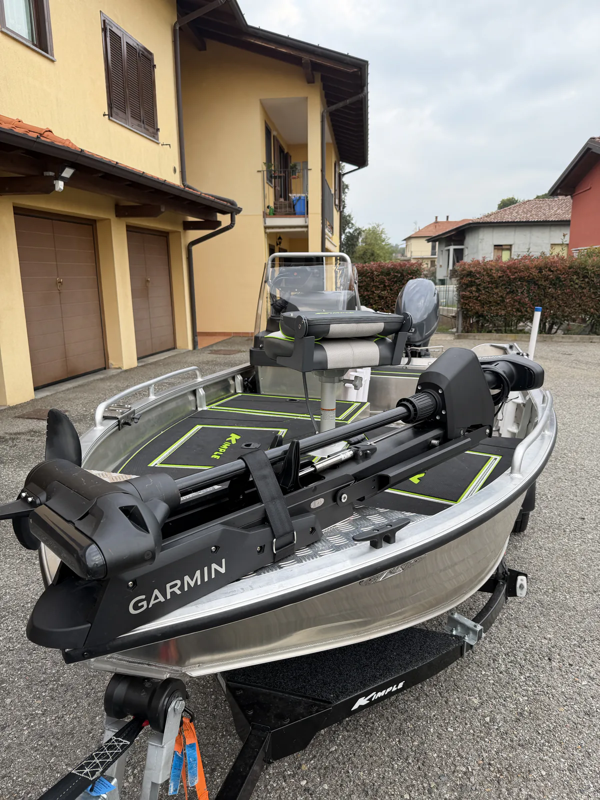 Prua con il motore elettrico Garmin Force Pro in primo piano