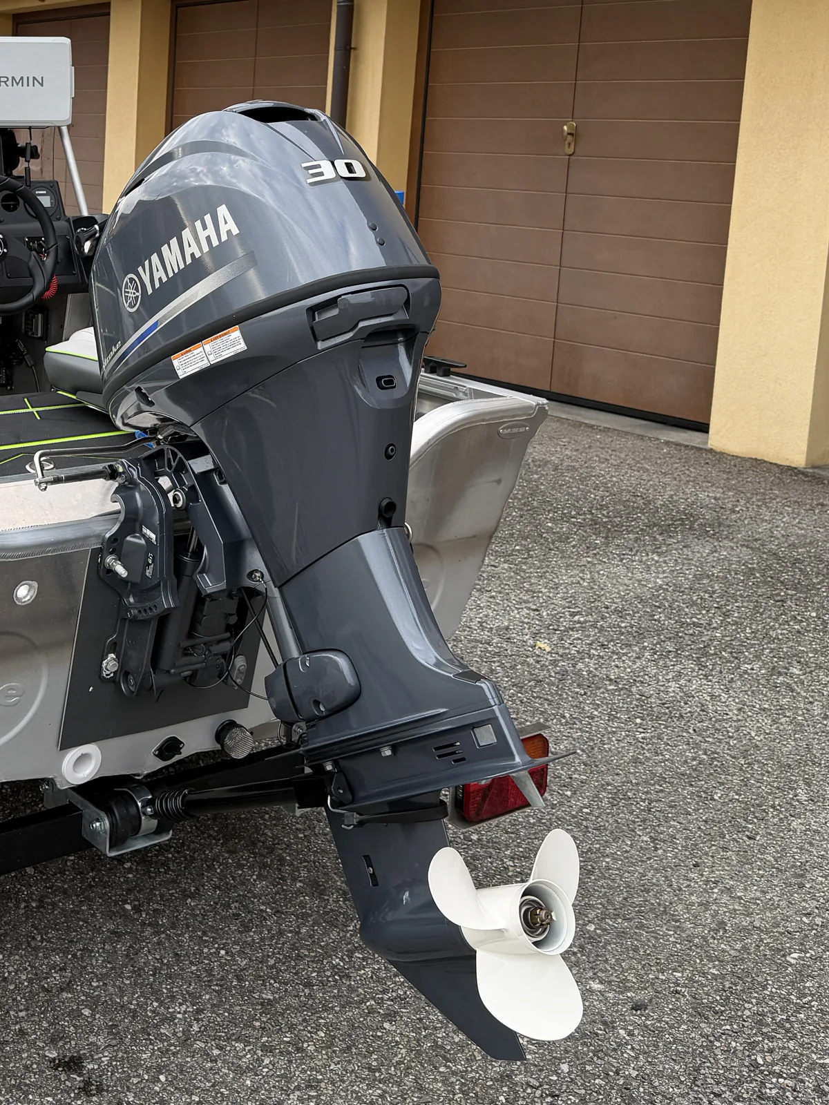 Poppa con il fuoribordo Yamaha 4-stroke e la console di guida