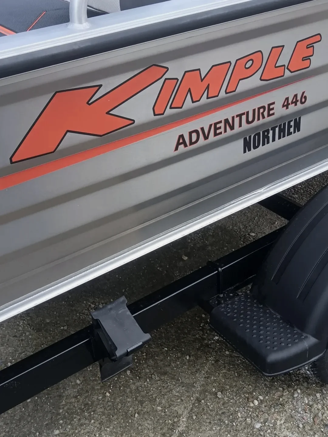 Dettaglio branding scafo Kimple Adventure 446 Northen