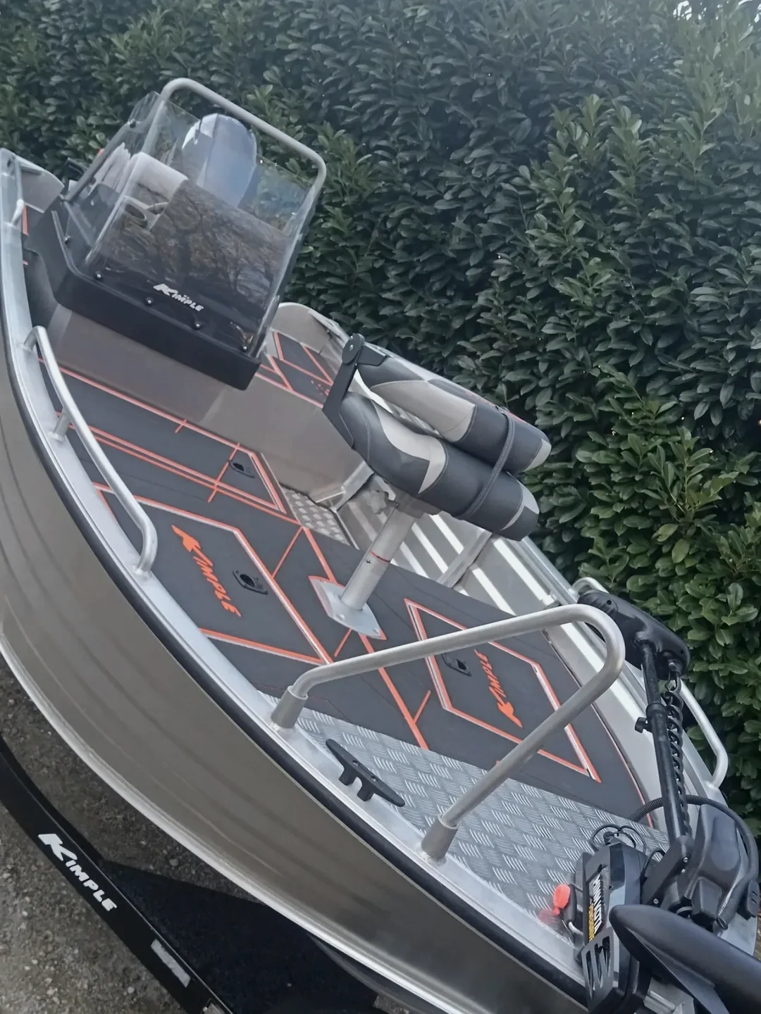 Vista 3/4 prua con motore Minnkota Terrova, console e deck EVA