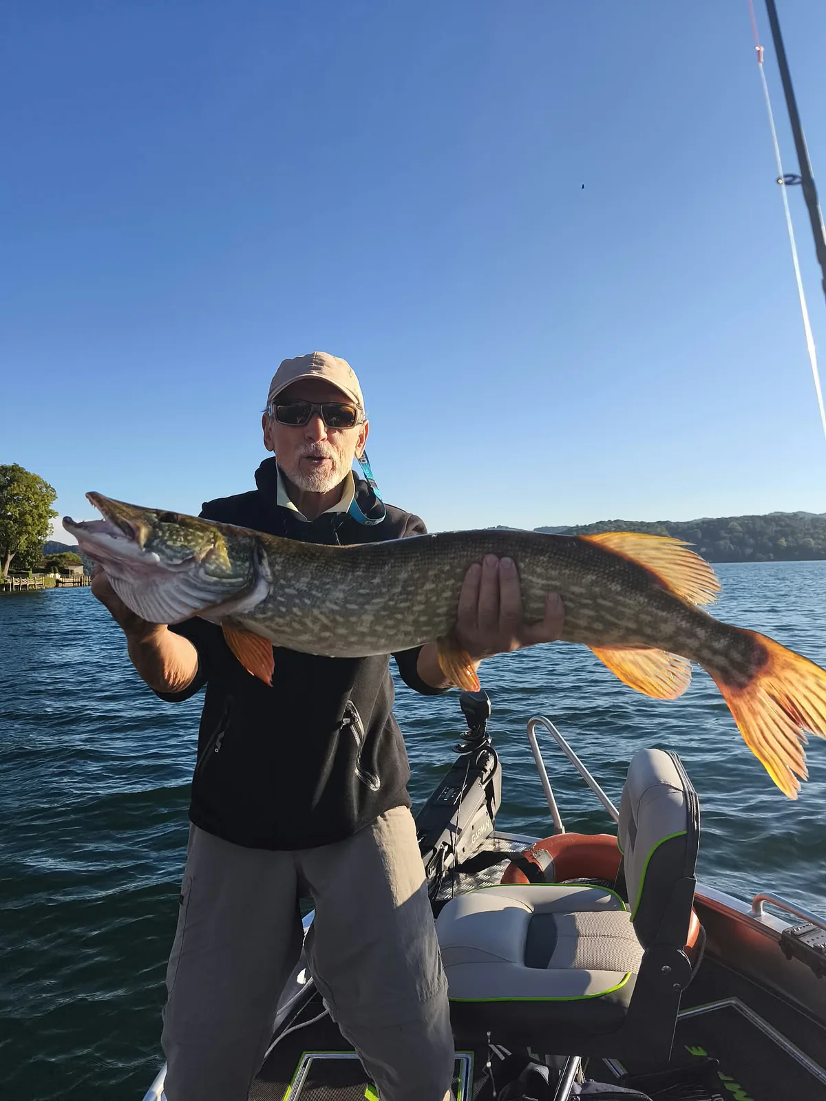 Un ospite con un luccio sul Lago d'Orta, durante un'uscita con Manuel Bonetti.