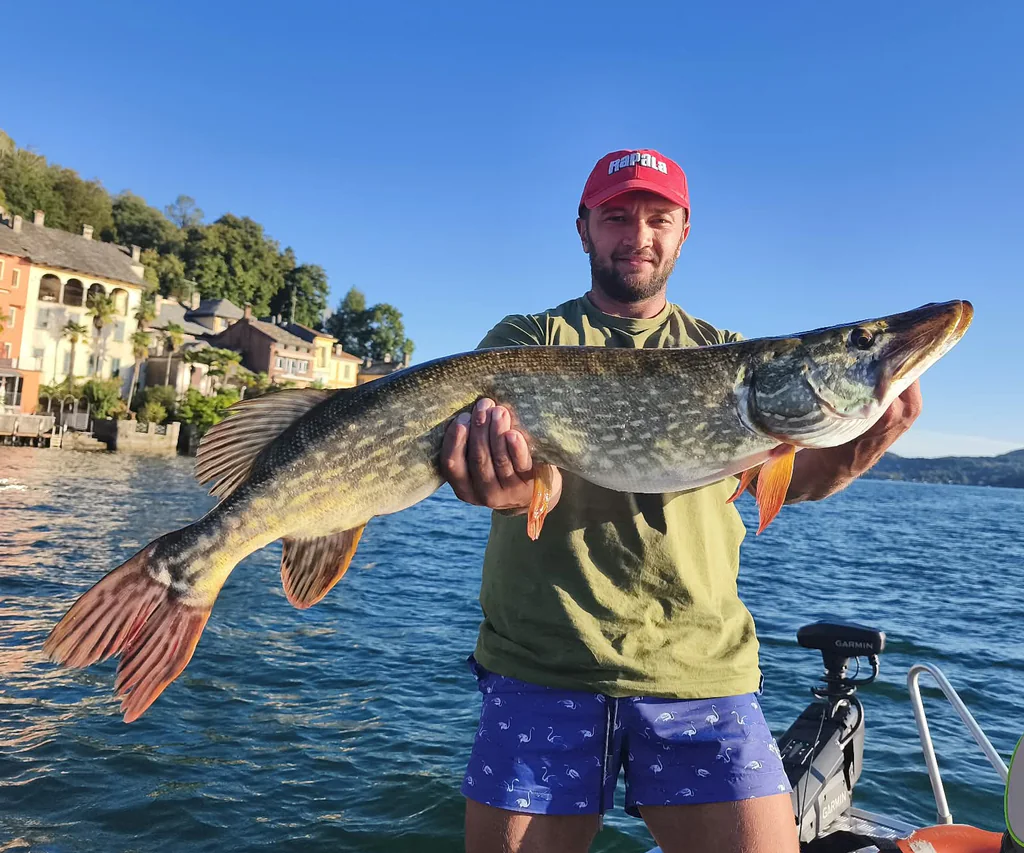 Manuel Bonetti con un luccio sul Lago d'Orta